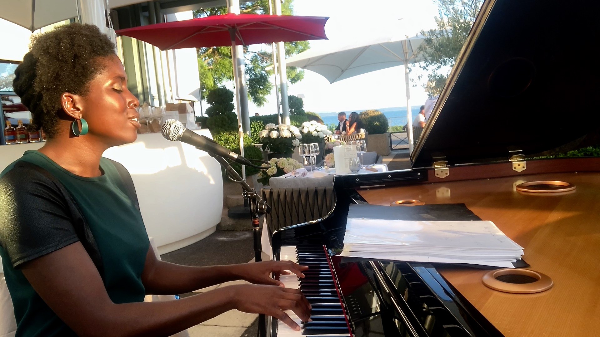 Line Koki, chanteuse et pianiste